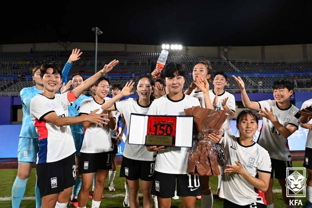 25일 필리핀전 이후 지소연의 150경기 출전을 축하하는 한국 선수단.