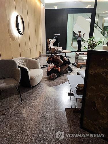 방콕 쇼핑몰 총기 난사 당시 한국인 BJ 방송 중 급히 빠져나와