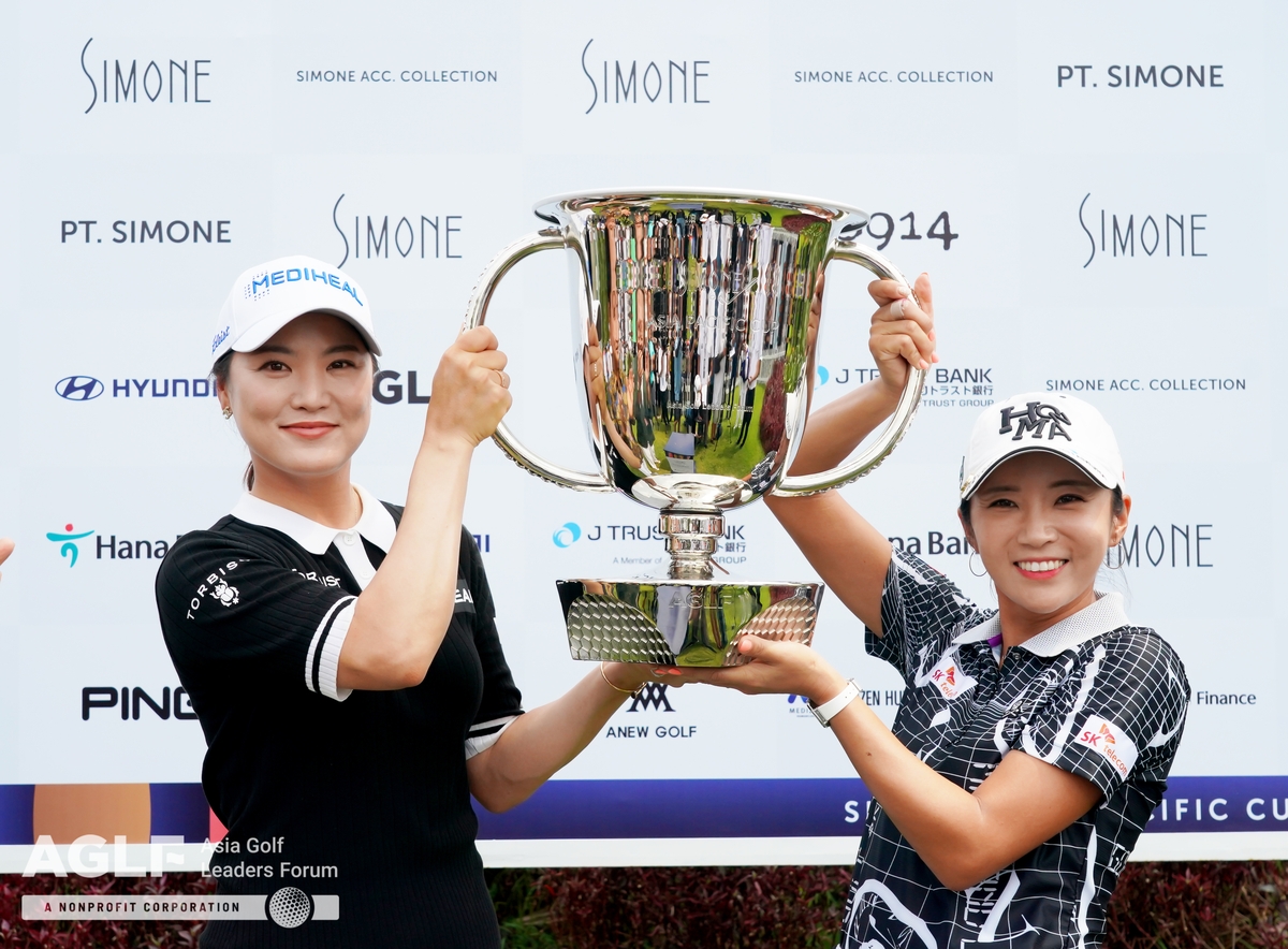 2022년 1회 대회 단체전 우승 유소연(왼쪽)과 이보미.