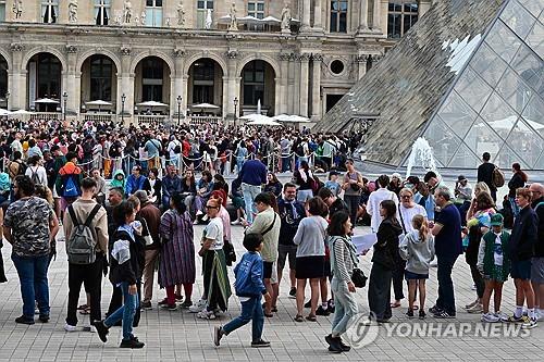 파리 루브르 박물관 입장을 기다리는 관광객들.