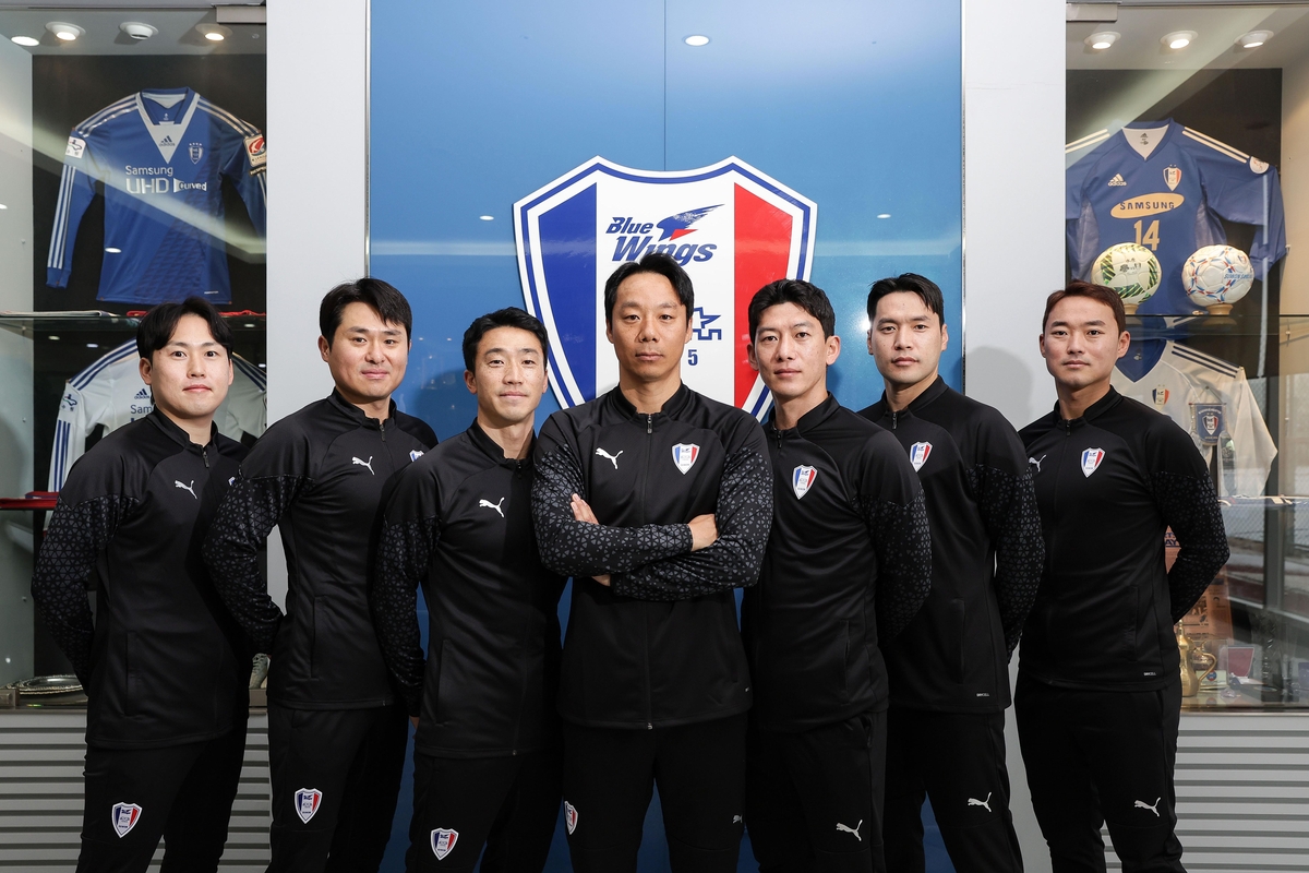 Suwon Samsung coaching staff