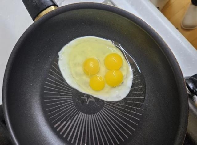 노른자 4개 달걀 프라이