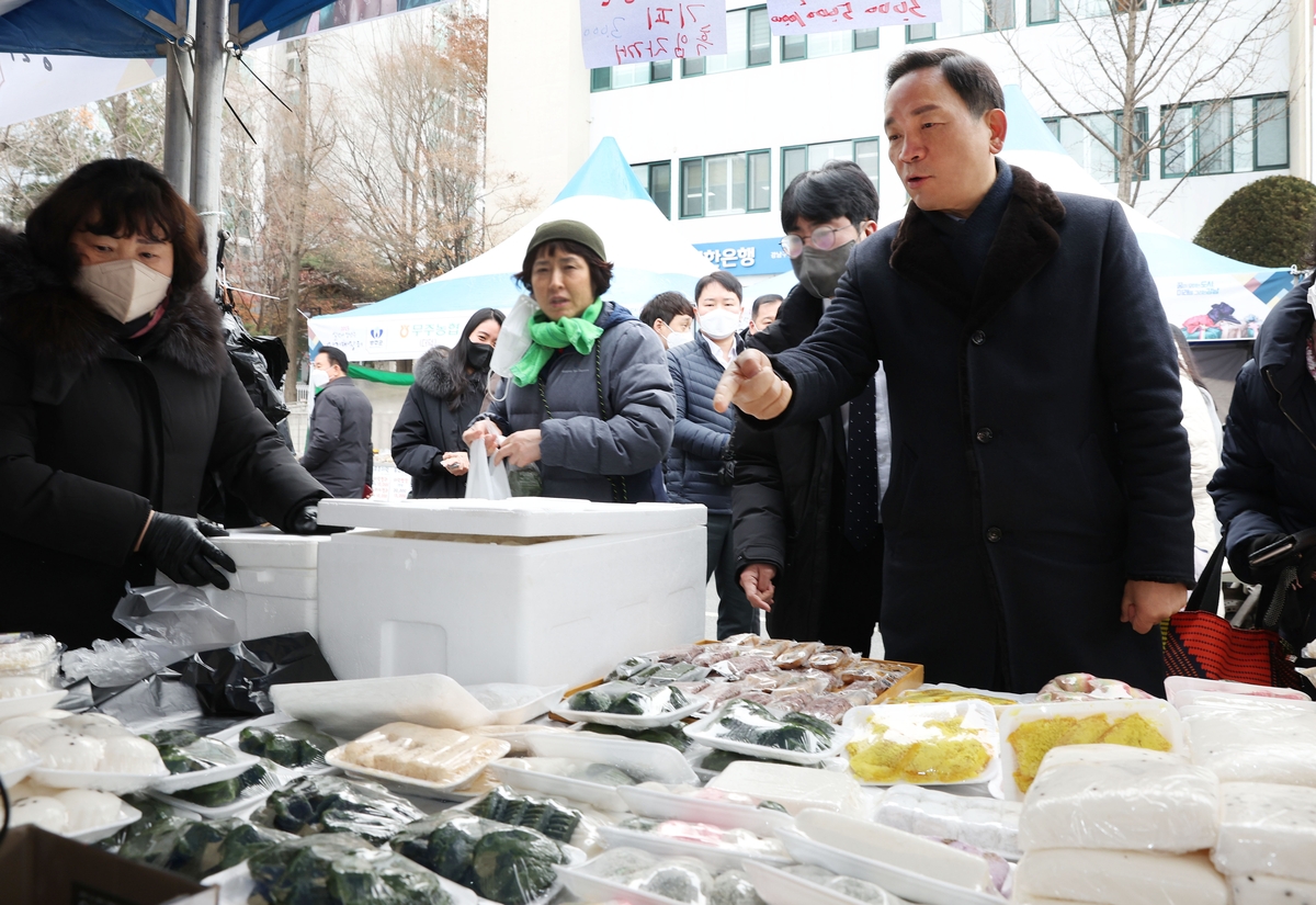 지난해 1월 열린 직거래장터를 둘러보는 조성명 강남구청장(2023.1.17)