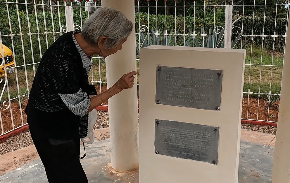마탄사스 한인 이민 기념비 표지석 살피는 마르타 임 선생
