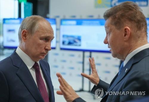 지난해 6월 러시아 소치 근교에서 만나 이야기를 나누는 블라디미르 푸틴 대통령(왼쪽)과 알렉세이 밀러 가스프롬 CEO[EPA 연합뉴스 자료사진. 재판매 및 DB 금지]