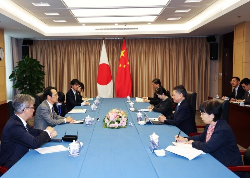 가나스기 일본 대사 접견한 황룬추 부장(오른쪽 밑에서 두번째)