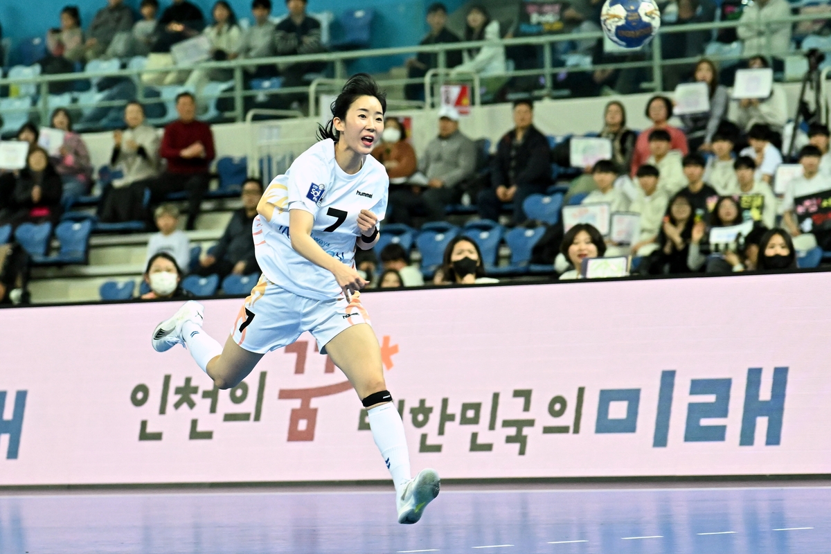 Incheon City Hall Shin Eun-joo throws a shot in the game against Gwangju Urban Development Corporation on the 25th.