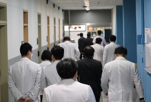 총회 참석 후 퇴장하는 충북대병원·의대 교수들