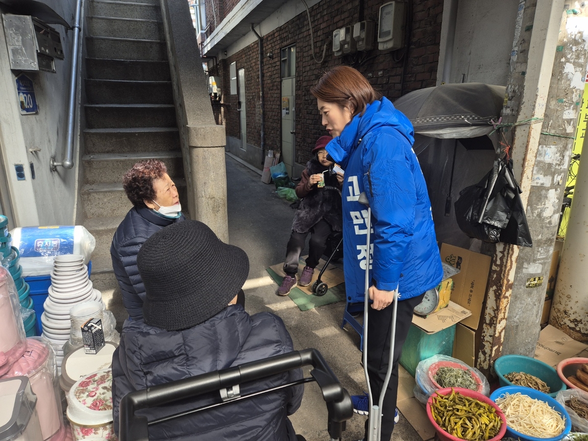 서울 광진구 노룬산골목시장을 방문한 고민정 후보[한주홍 기자 촬영]