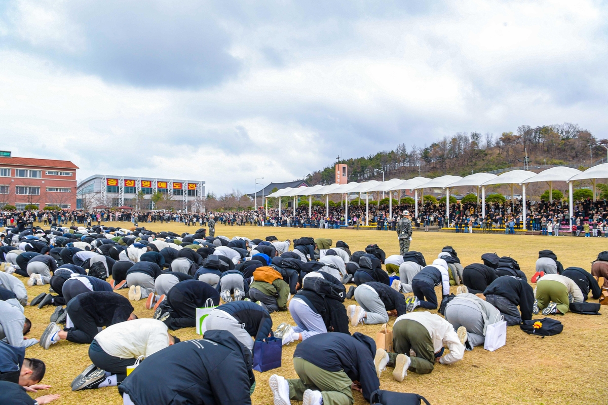 가족을 향해 절 올리는 해병대 신병