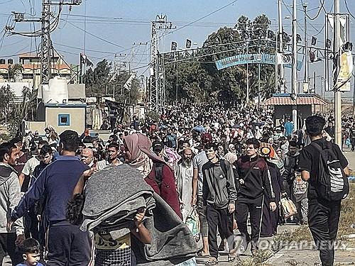 가자지구 남부를 향해 피란을 떠나라 검문소를 지나는 가자지구 북부 주민들 [EPA 연합뉴스 자료사진. 재판매 및 DB 금지]