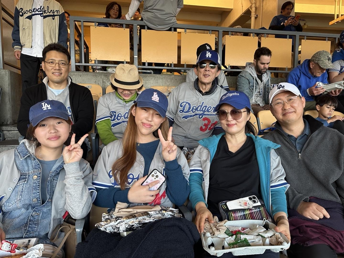 LA 다저 스타디움에서 이정후 응원한 이영윤 씨(윗줄 왼쪽에서 세 번째) 가족