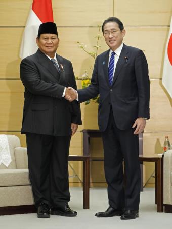 기시다(오른쪽) 일본 총리와 악수하는 프라보워 인도네시아 국방장관