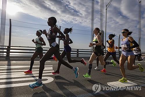 베라자노-내로우스대교를 지나는 선수들