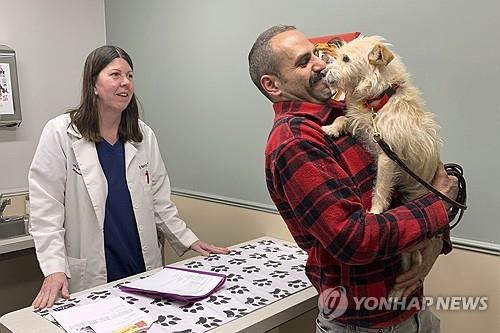 8개월 만에 되찾은 반려견 안고 있는 호우만 씨