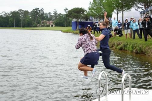 작년 셰브론 챔피언십에서 우승하고 연못에 뛰어드는 릴리아 부.