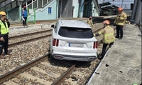 '네가 왜 거기서 나와' 조치원역 선로로 떨어진 SUV