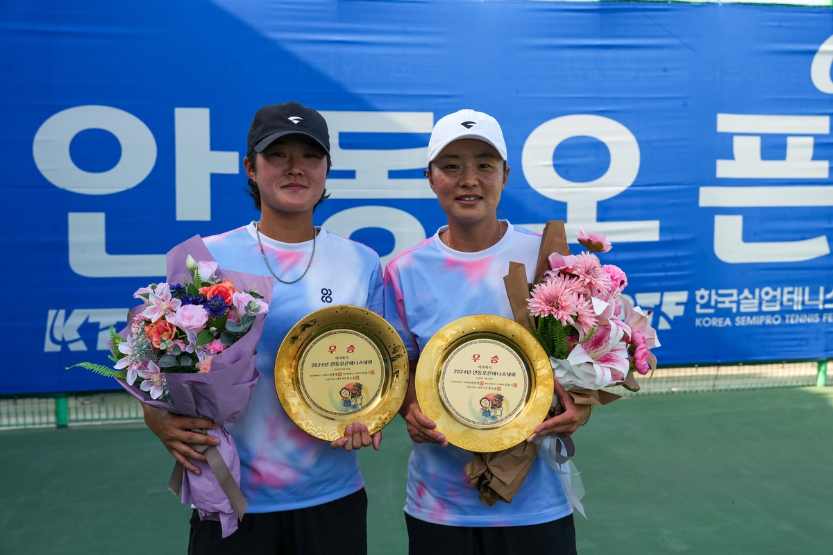 복식 우승 김다빈(왼쪽)과 김나리