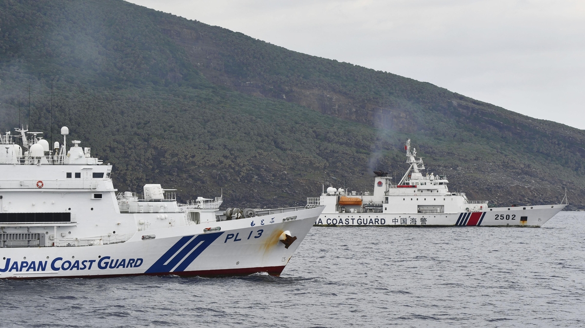 센카쿠 열도에서 나란히 항해하는 중국과 일본 선박