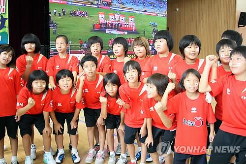 2010년 U-17 여자월드컵 당시 대표팀을 응원하는 창원 명서초 여자축구부 선수들
