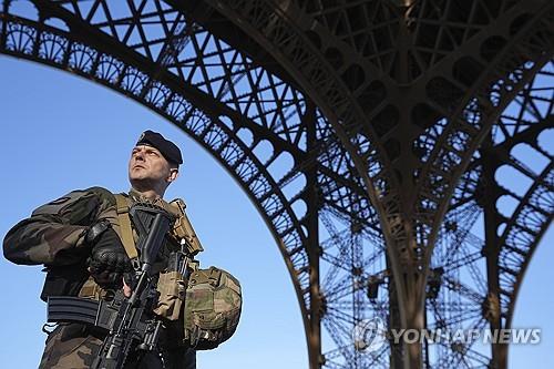 파리서 '우크라서 사망한 佛군인' 문구 관 발견…러 배후 의심