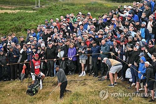 '은퇴하라' 쓴소리 들은 우즈, 디오픈 첫날 8오버파