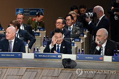 지난 7월 나토 정상회의에 참석한 윤석열 대통령과 럭슨 뉴질랜드 총리