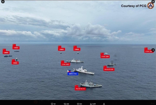 필리핀 해경선 포위한 중국 선박들