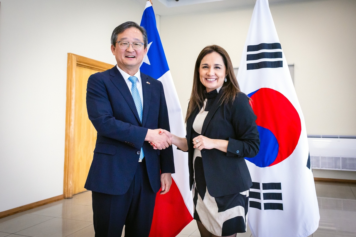 정병원 외교부 차관보(왼쪽)와 글로리아 데라 푸엔테 칠레 외교부 정무차관