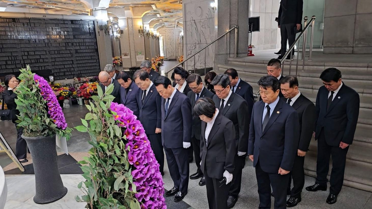 국립현충원에서 참배하는 고상구 회장