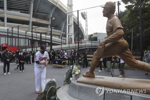 최동원 동상에 헌화하는 이대호