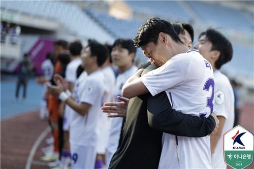 우승 기쁨 만끽하는 안양 선수들