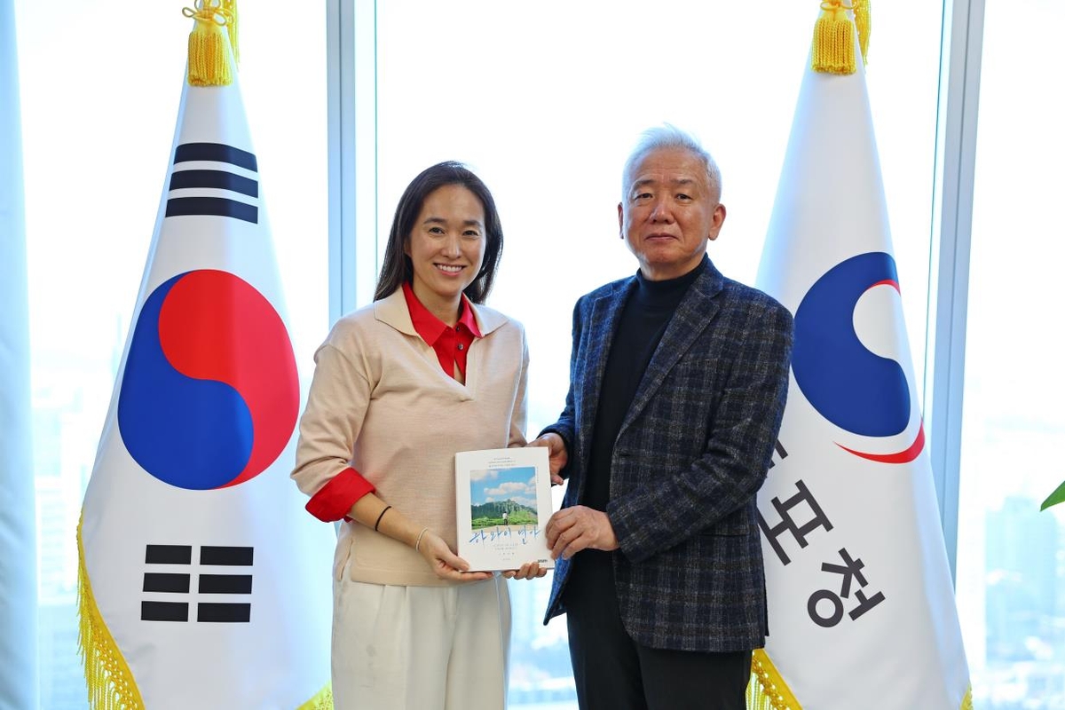 '하와이 연가' 이진영 감독과 이상덕 동포청장