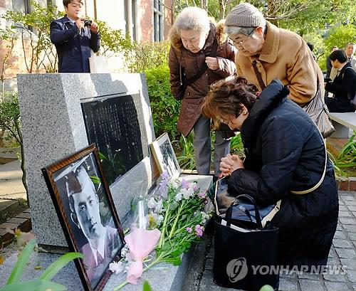 도시샤대에 설치된 윤동주 시인의 시비 