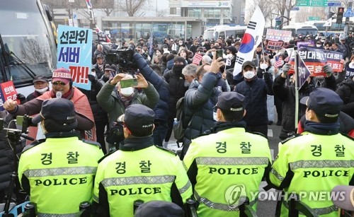 구호 외치는 윤 대통령 지지자들 (서울=연합뉴스) 김성민 기자 = 윤석열 대통령의 탄핵심판 3차 변론이 열리는 21일 서울 종로구 헌법재판소 인근에서 윤석열 대통령 지지자들이 경찰 앞에서 구호를 외치고 있다. 2025.1.21 ksm7976@yna.co.kr(끝)