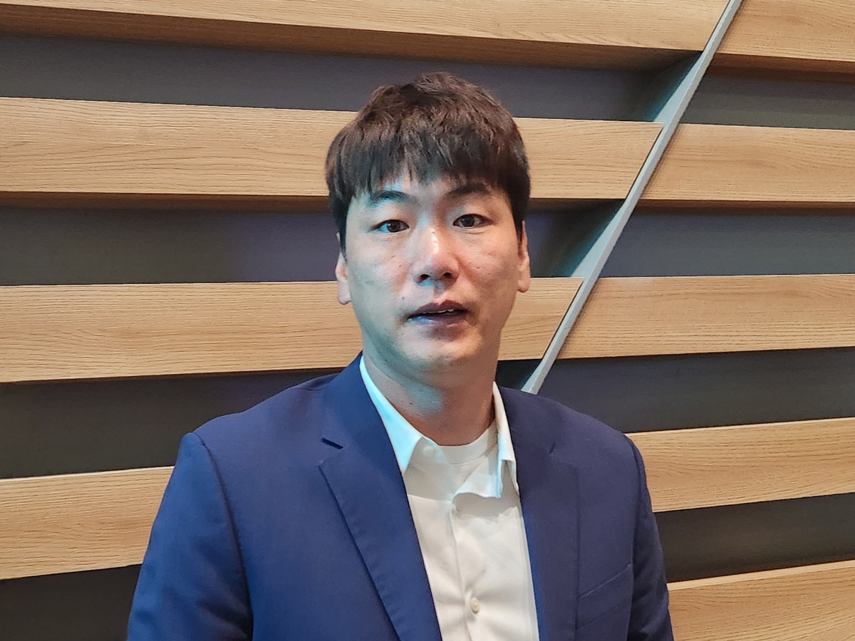 인터뷰하는 SSG 주장 김광현