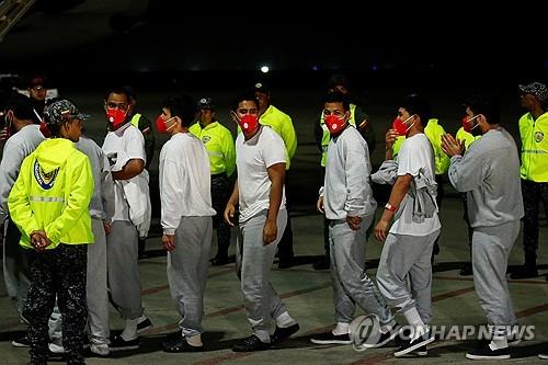 관타나모에 수용됐다 고국으로 돌아가는 베네수엘라 국적 불법 이민자들