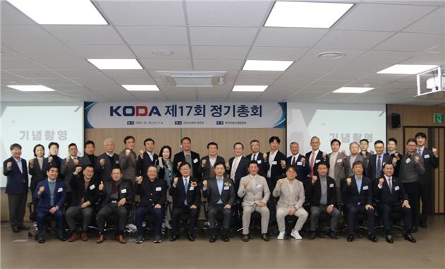 26일 서울 강남구 테헤란로 소재 한국부동산개발협회 대강당에서 열린 17대 정기총회에서 참석자들이 기념사진을 찍고 있다. [한국부동산개발협회 제공. 재판매 및 DB 금지]