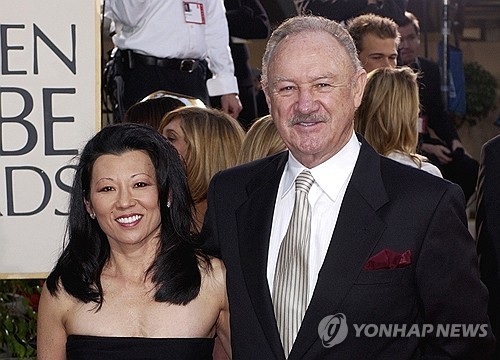 미국의 배우 진 해크먼과 부인 벳시 아라카와의 2003년 모습