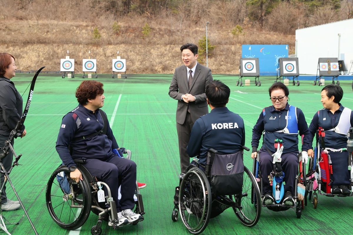 이천선수촌 방문해 선수들과 대화하는 진종오 의원(중앙)