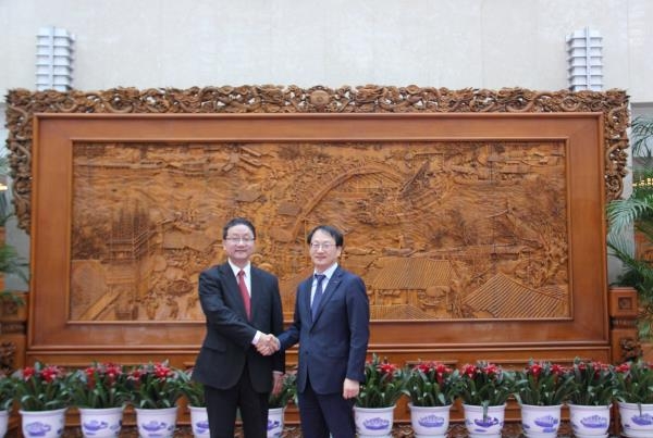 (서울=연합뉴스) 중국 외교부는 류진쑹 외교부 아시아국장(왼쪽)과 김용수 포스코 중국 법인장이 20일 회동했다고 밝혔다. 2025.3.20 [중국 외교부 제공. 재판매 및 DB금지]