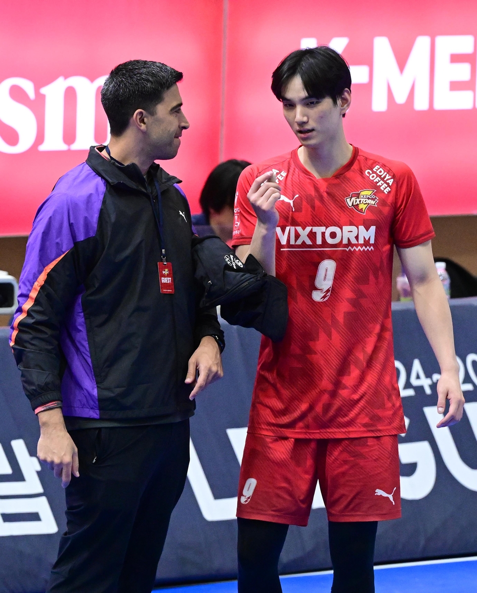 라미레스 남자대표팀 감독과 대화하는 임성진(오른쪽)