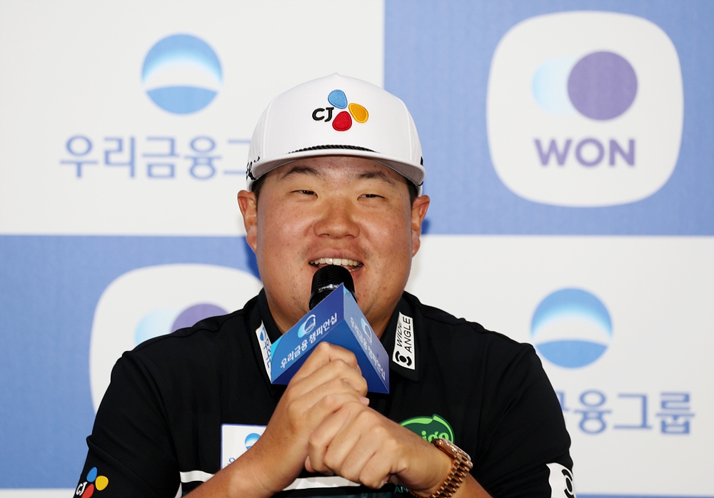 기자회견 하는 임성재