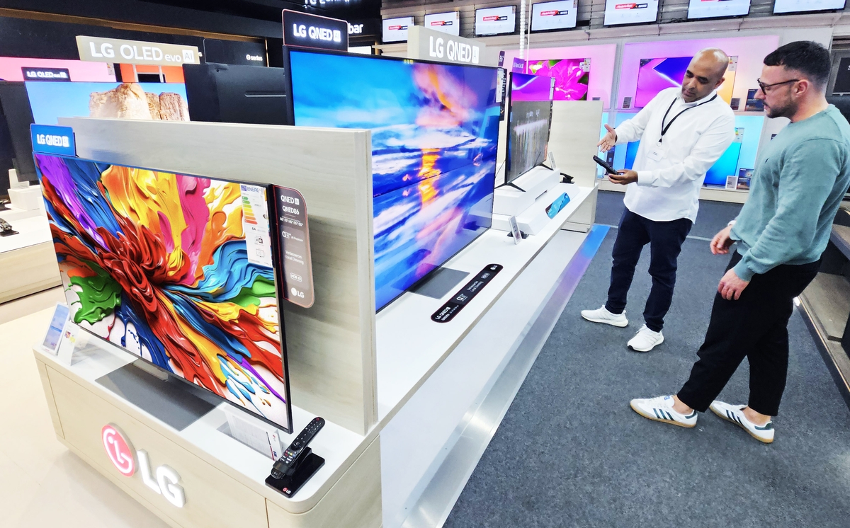 독일 프랑크푸르트 지역에 있는 가전 매장 '미디어 마크트' 직원이 고객에게 LG QNED TV의 AI 기능에 대해 설명하고 있다.[연합뉴스 자료사진. 재판매 및 DB 금지]