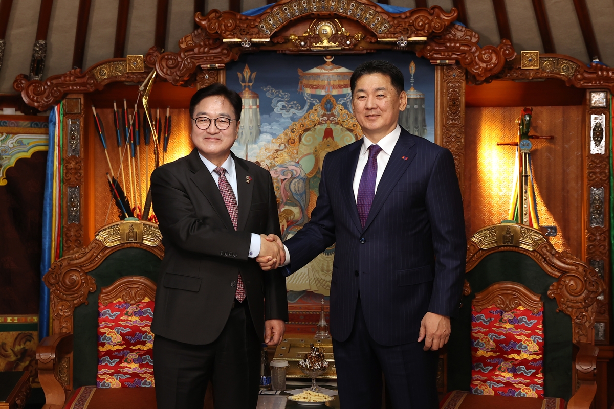 후렐수흐 몽골 대통령과 악수하는 우원식 국회의장