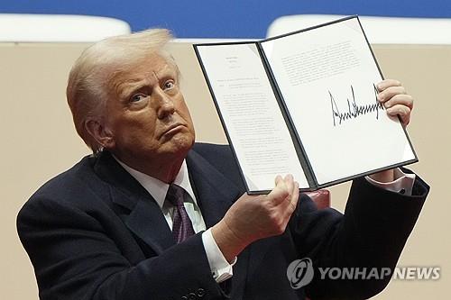 행정명령 들어보이는 트럼프 대통령