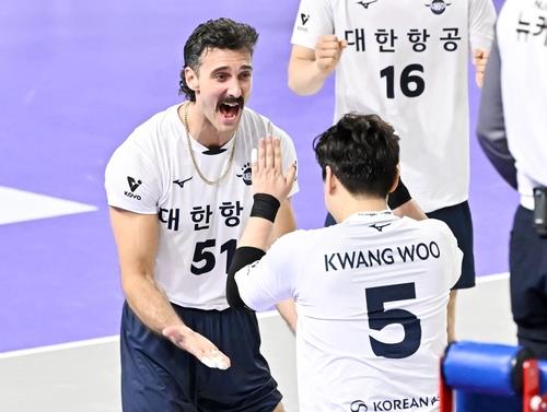 대한항공의 외국인 선수로 뛰었던 카일 러셀(왼쪽)