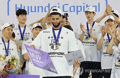현대캐피탈 챔프전 우승을 이끌고 MVP로 뽑힌 레오(중앙 