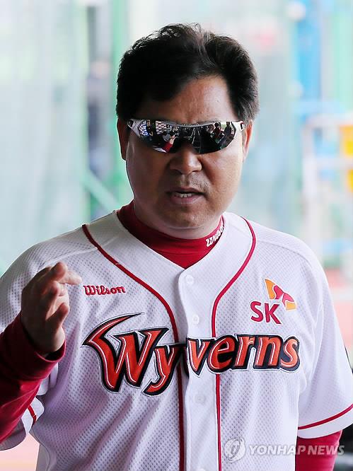 SK 와이번스 사령탑 시절의 이만수 감독