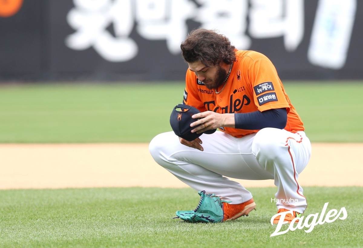 탈삼진 기록을 세운 뒤 감격의 눈물을 흘린 폰세